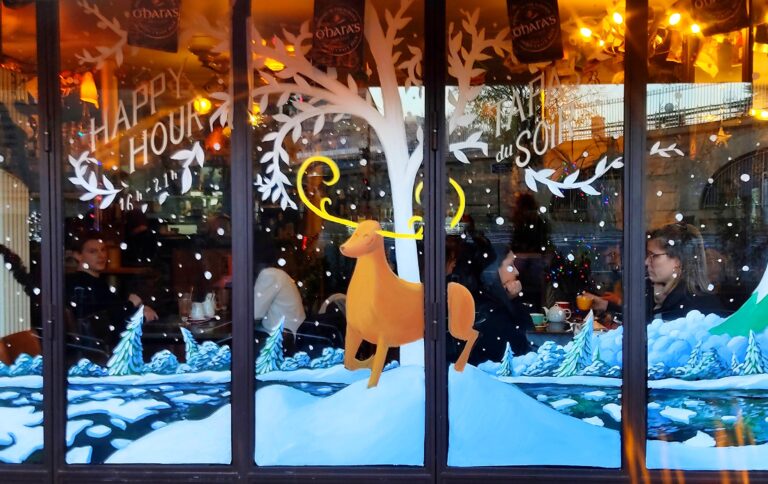 Peinture à la main sur vitrine declic café 2022 - rennes de noel, neige arbre magique , lac gelé. (illustration)