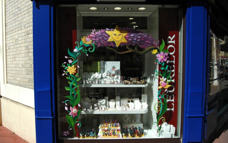 Peinture à la main sur vitrine pour une bijouterie. La peinture représente décoration végétale et florale printanière élégante. bijouterie leurelor 2023
