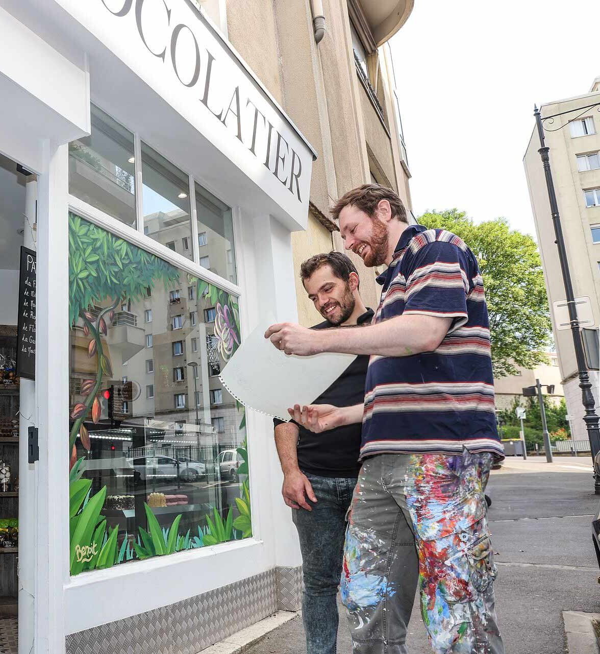 Artvitrine avec client observant les croquis préparatoirs opération consommez bien consommez vanvéen