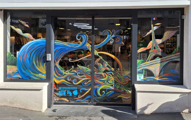 Peinture sur vitrine décorative représentant la dicipline du kayak aux des Jeux olympiques de Paris 2024. Les athèles sont dessinés de manière artistique pour accentuer leur mouvements. Pour le carrefour city de Vanves pour les Jeux olympiques 2024