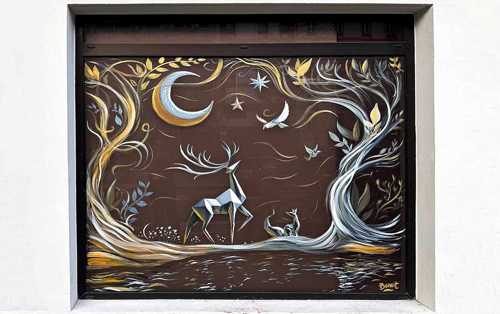 Peinture sur vitrine pour l'hotel les artistes. La peinture représente une scène de Noel dans la forêt avec un rennes un oiseau des arbres et la lune (illustration)