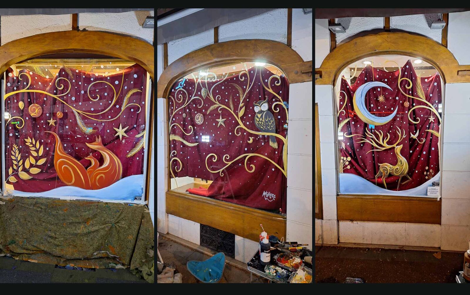 Décoration sur vitrine peinte à la main pour une boulangerie. La peinture représente une scène de Noel sur trois fenetre avec une chouette, un renard et un cerf (illustration)